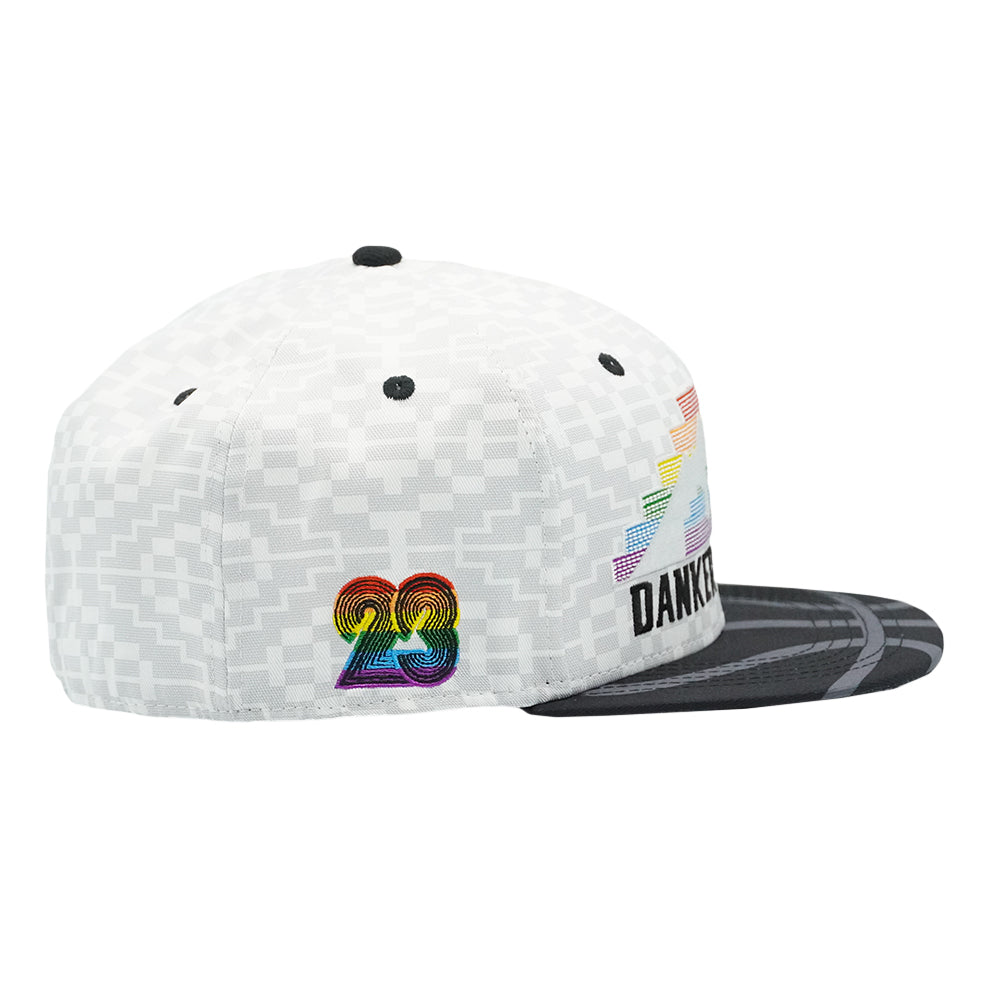 Gorra ajustada blanca con diseño piramidal de Danker Nuggets