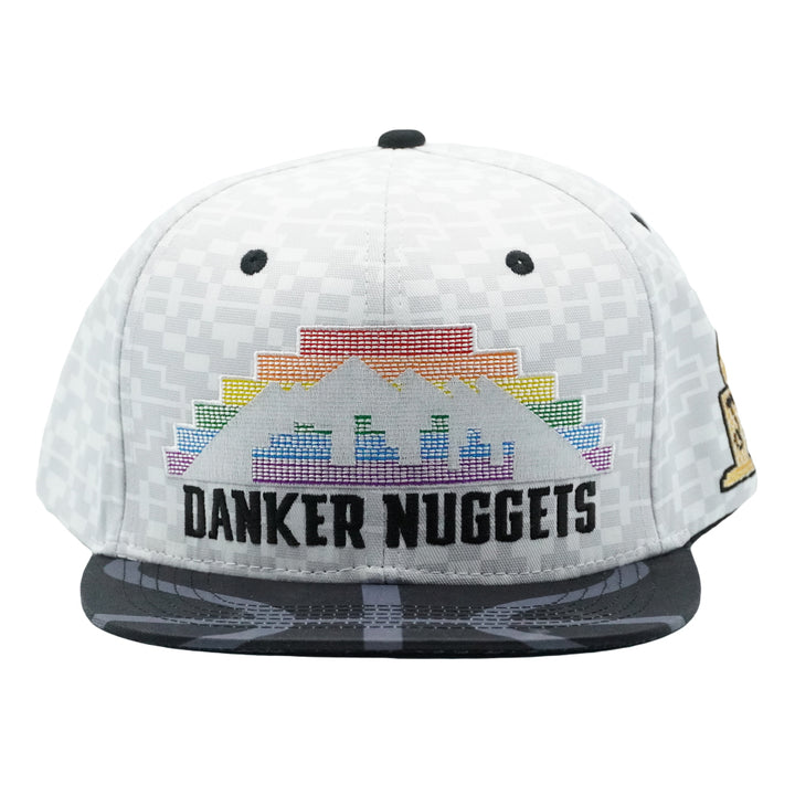 Gorra ajustada blanca con diseño piramidal de Danker Nuggets