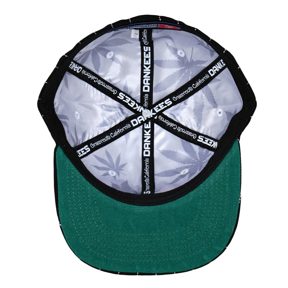 Gorra ajustada de rayas negras de Dankees