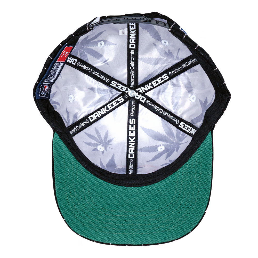 Gorra snapback de rayas negras de Dankees