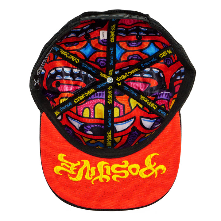 Gorra con cierre trasero en color rojo y negro Harmoneyes de Chris Dyer