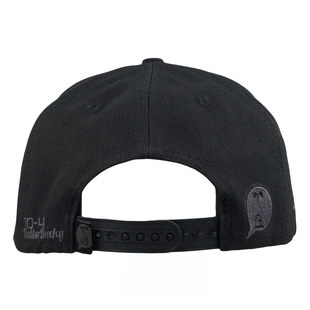 Gorra negra con logo de patito de goma de Jon Chale 