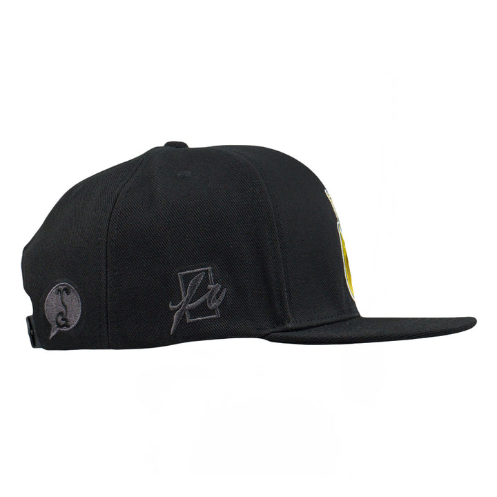 Gorra negra con logo de patito de goma de Jon Chale 