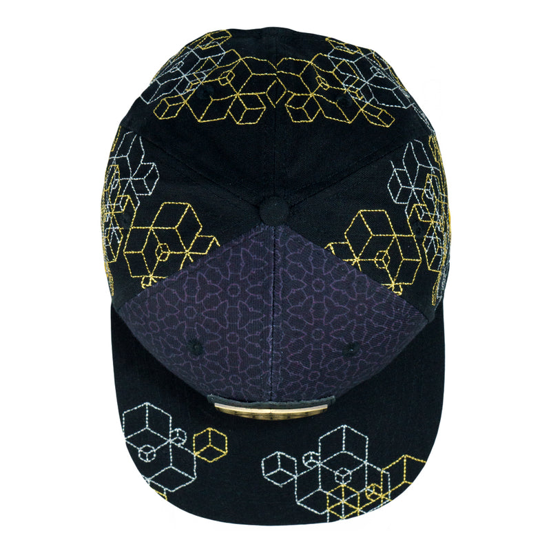 Gorra negra tipo snapback de Atmosphere Entertainment