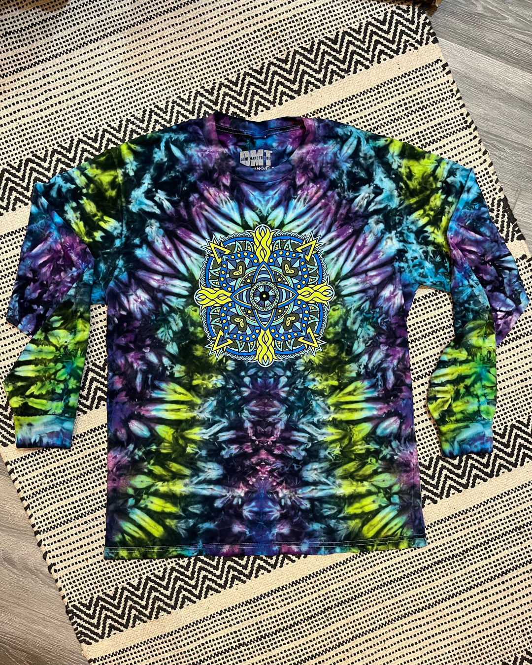 Camiseta teñida con mandala del perdón