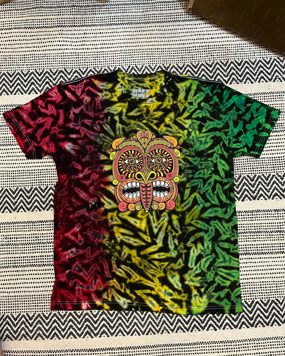 Camiseta teñida con máscara tribal arcoíris/rasta 2023 