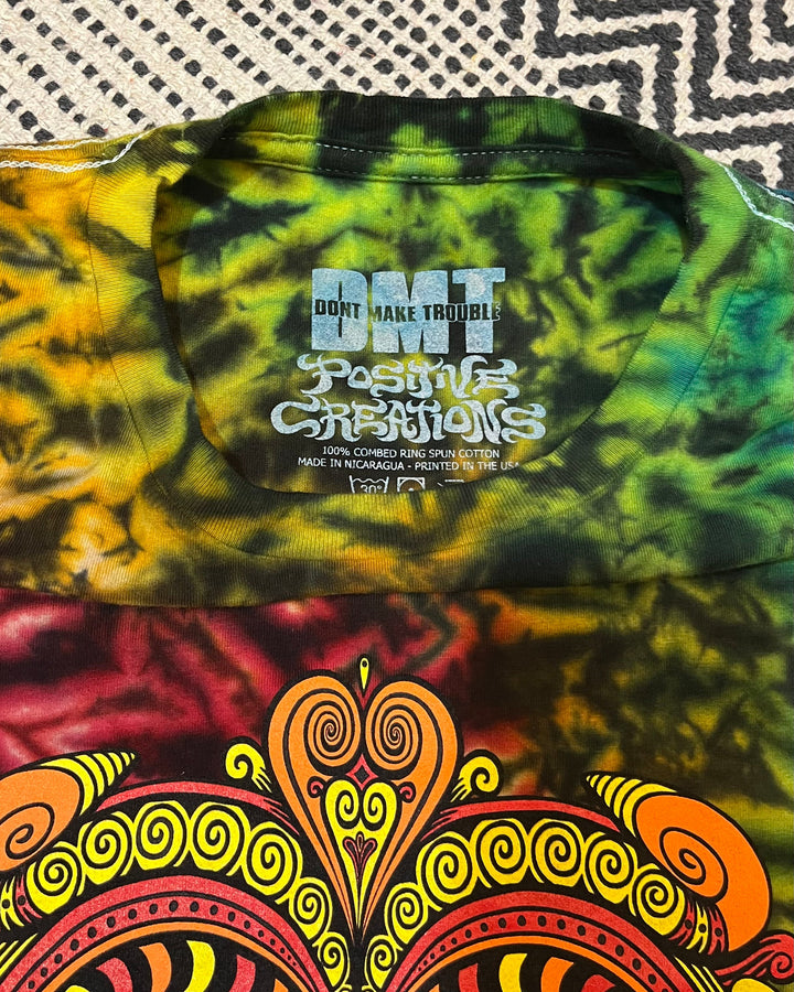 Camiseta teñida con máscara tribal arcoíris/rasta 2023 