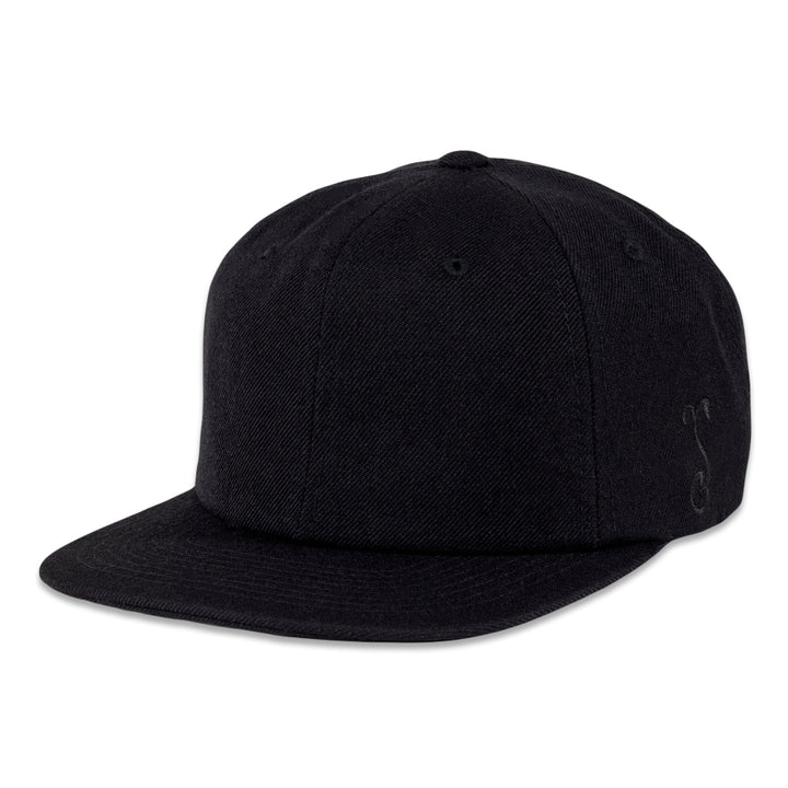 Gorra negra con correa trasera Touch of Class