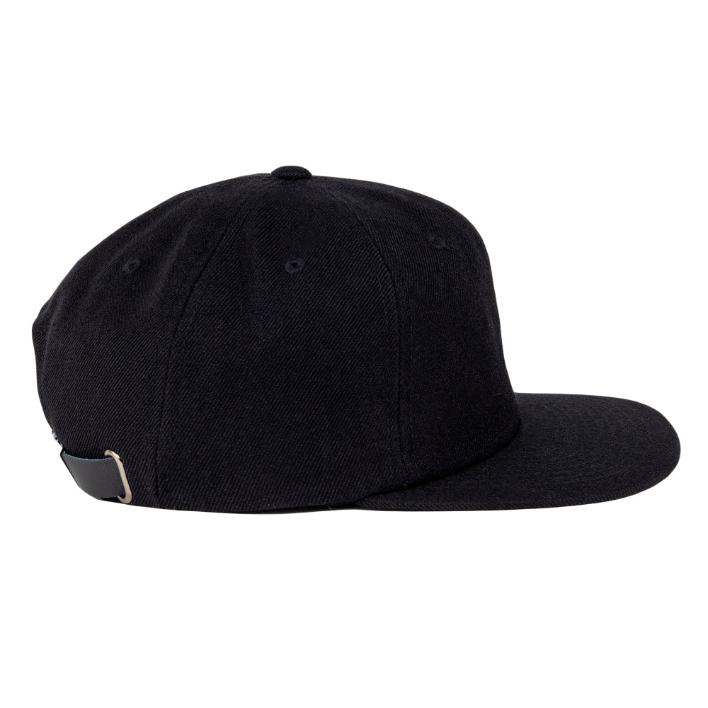 Gorra negra con correa trasera Touch of Class