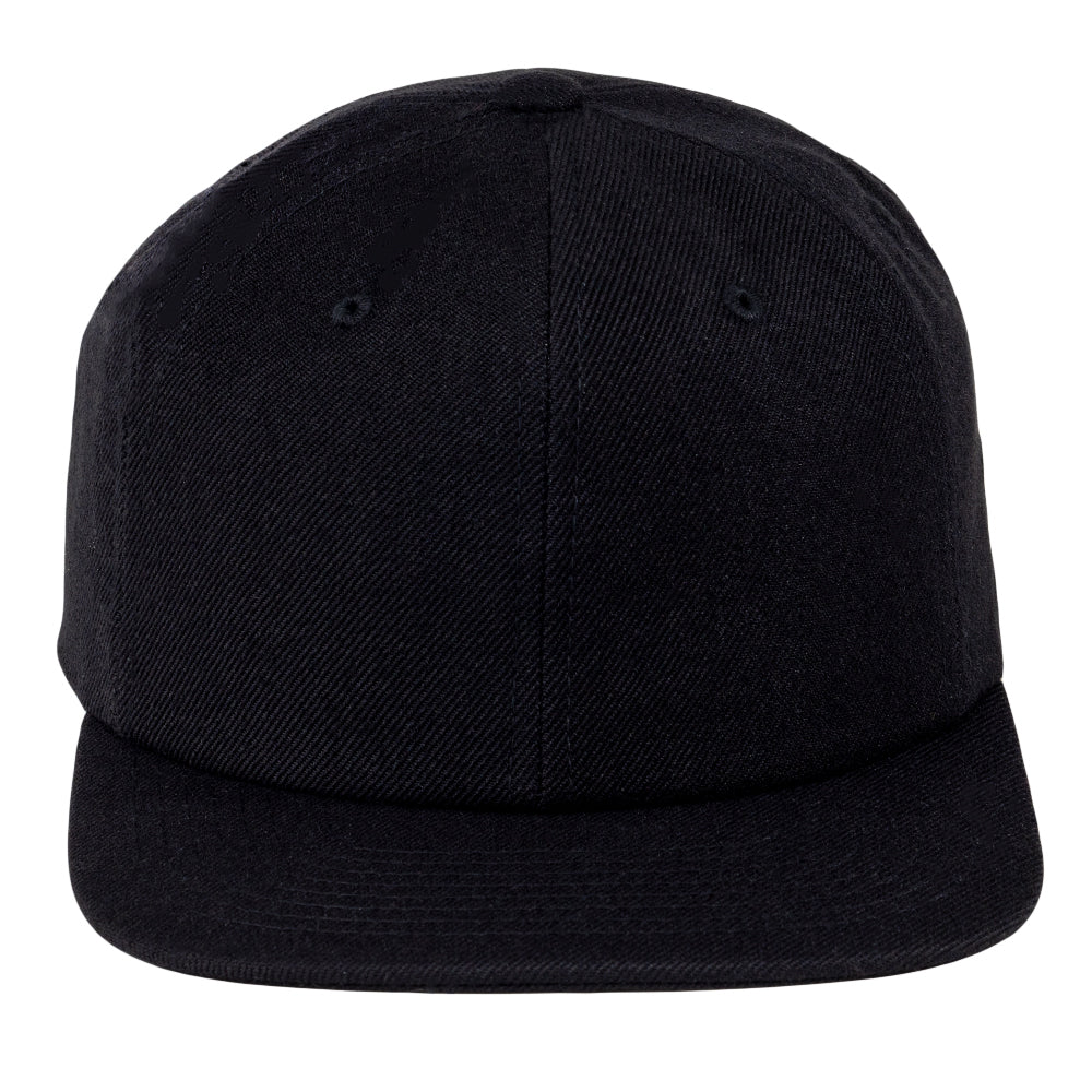 Gorra negra con correa trasera Touch of Class